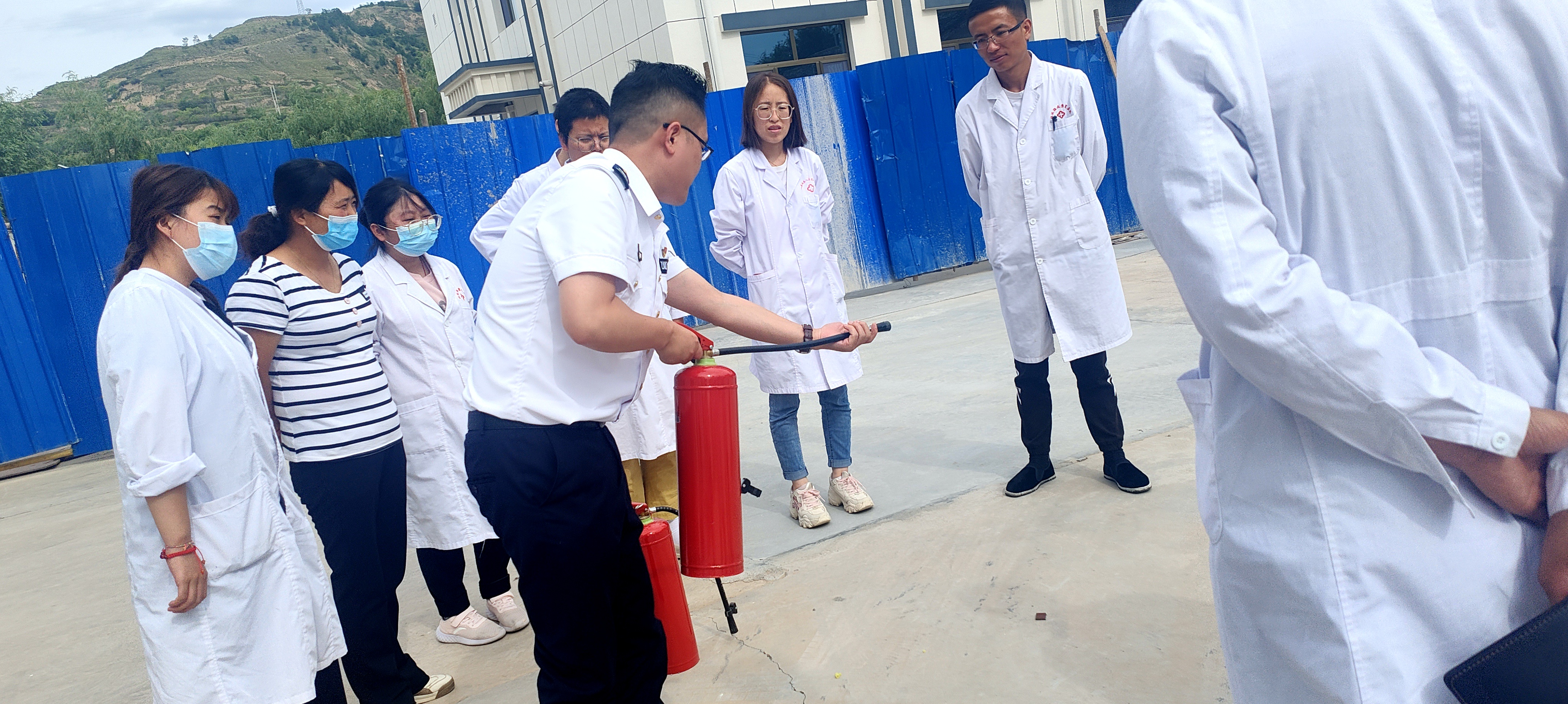 蘭州分中心為臨洮縣殘疾人托養(yǎng)中心開(kāi)展消防安全培訓(xùn)及演練活動(dòng)