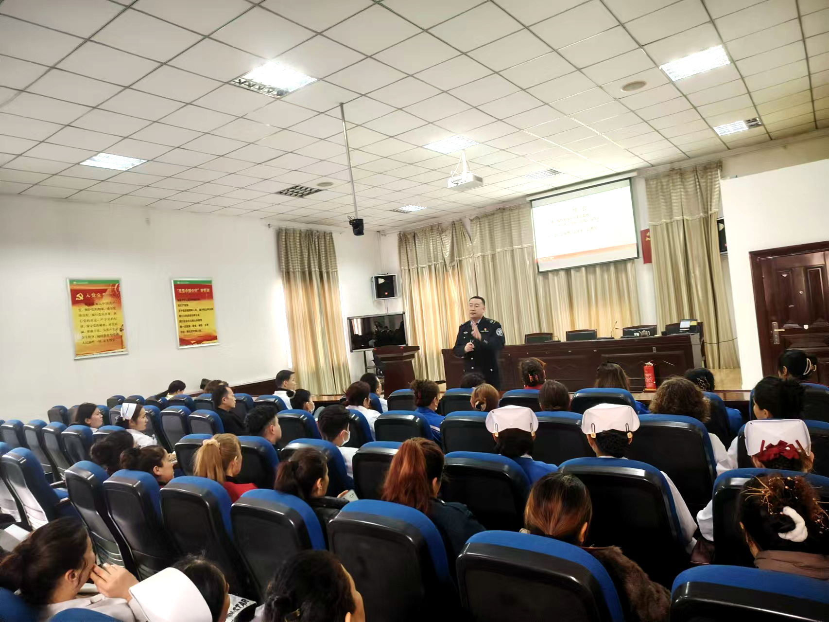 烏魯木齊分中心為鄯善縣維吾爾醫(yī)醫(yī)院開展冬春季火災(zāi)防控培訓(xùn)及演練 烏魯木齊分中心為鄯善縣維吾爾醫(yī)醫(yī)院開展冬春季火災(zāi)防控培訓(xùn)及演練