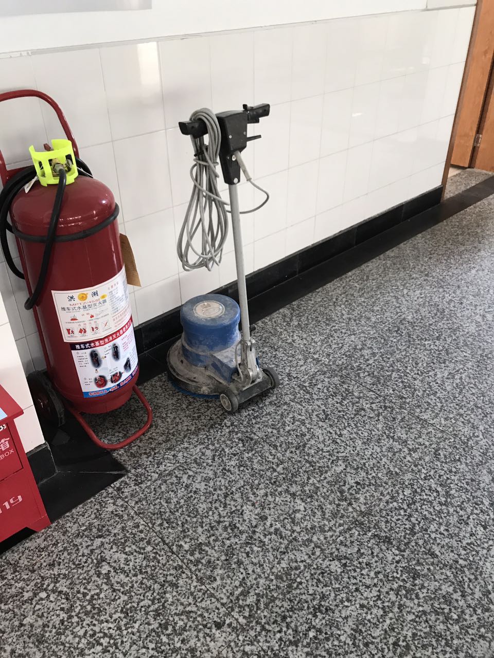 食堂瓷磚防滑處理